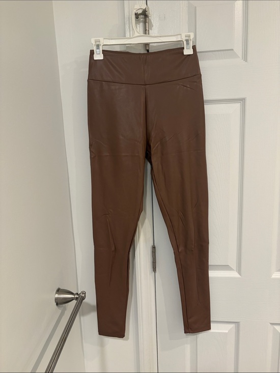 Pants - Faux Leather High-Waist Leggings - Brown
